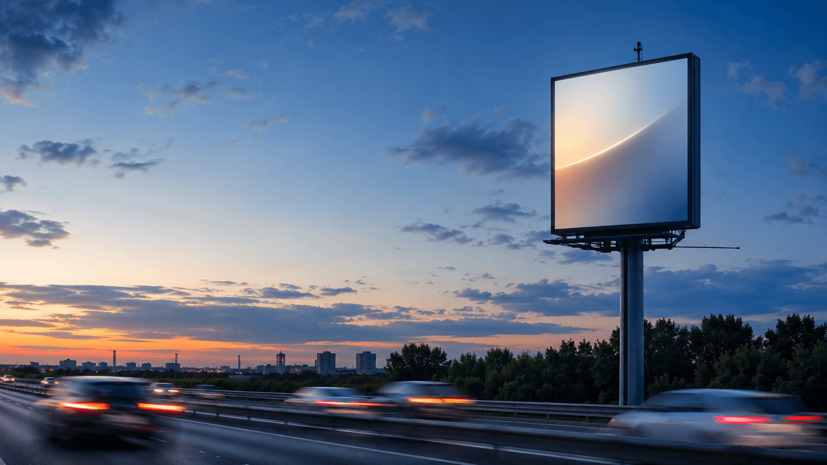 Reclameborden langs de snelweg bij zonsondergang